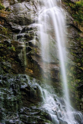 LBK707-8444-Kleiner-spruehender-Wasserfall-am-Felshang