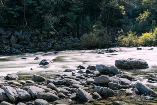 LBK709-8847-Silbrig-glaenzender-Fluss-mit-Steinen
