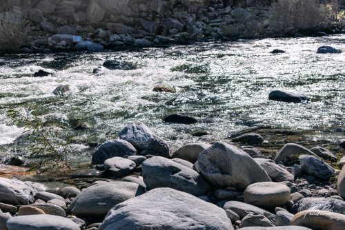LBK709-8859-Glitzernde-Lichtpunkte-auf-dem-Fluss