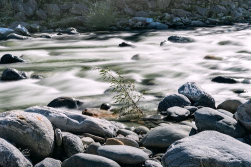 LBK709-8862-Sanft-schimmerndes-Silber-auf-dem-Fluss