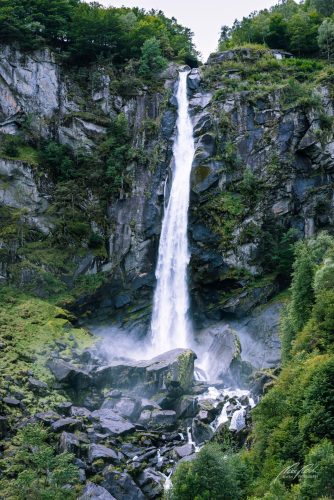 LBK709-8871-Donnernder-Wasserfall
