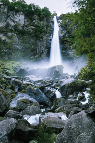 LBK709-8880-Rauschender-Wasserfall