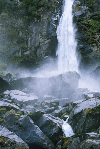LBK709-8882-Wilde-Kraft-des-Wasserfalls