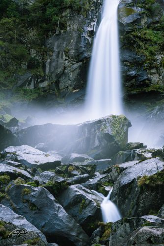 LBK709-8885-Elegante-Kraft-des-Wasserfalls