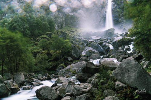 LBK709-8893-Mystisch-romantische-Stimmung-beim-Wasserfall