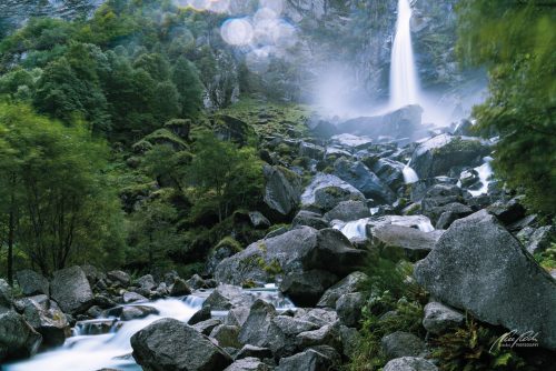 LBK709-8894-Kuehl-romantische-Stimmung-beim-Wasserfall