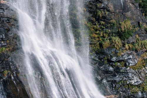 LBK709-8931-In-der-Gischt-des-Wasserfalls