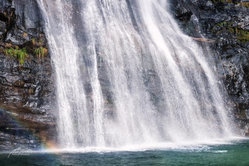 LBK709-8938-Am-Fusse-des-Wasserfalls