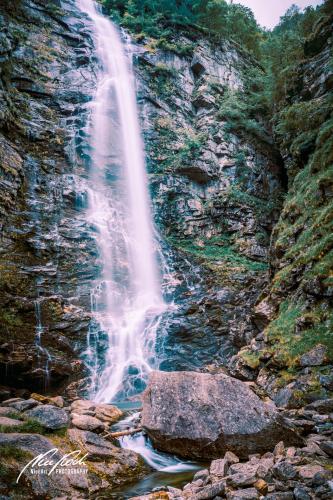 LBU006-07461-Wasserfall-im-Tessin