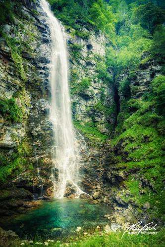 LBU006-07471-Wasserfall-mit-kleinem-Bergsee