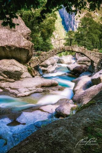 LBU009-08075-Bach-mit-Bruecke-im-Val-Calnegia