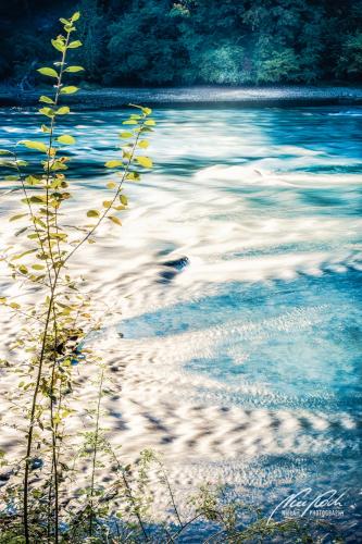 LBU009-08427-Fluss-im-Spiel-von-Licht-und-Schatten