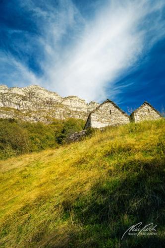 LBU010-08497-Alte-Rustici-vor-Felswand