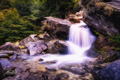 LBU010-08586-Kleiner-Wasserfall-im-Sonnenschein